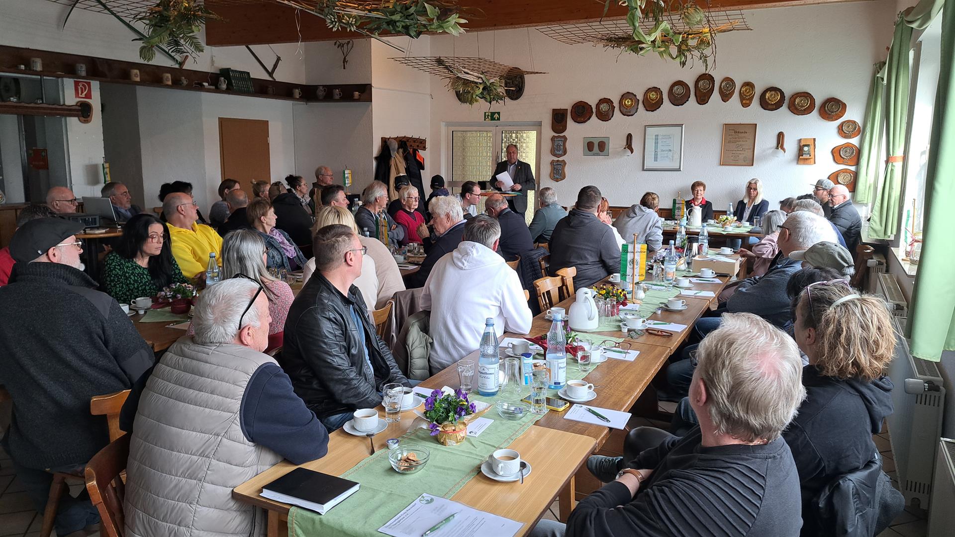 Goldene Ehrennadel und „Standing Ovation“ für Marianne Thöne auf der Mitgliederversammlung 2026 des Bezirksverbandes